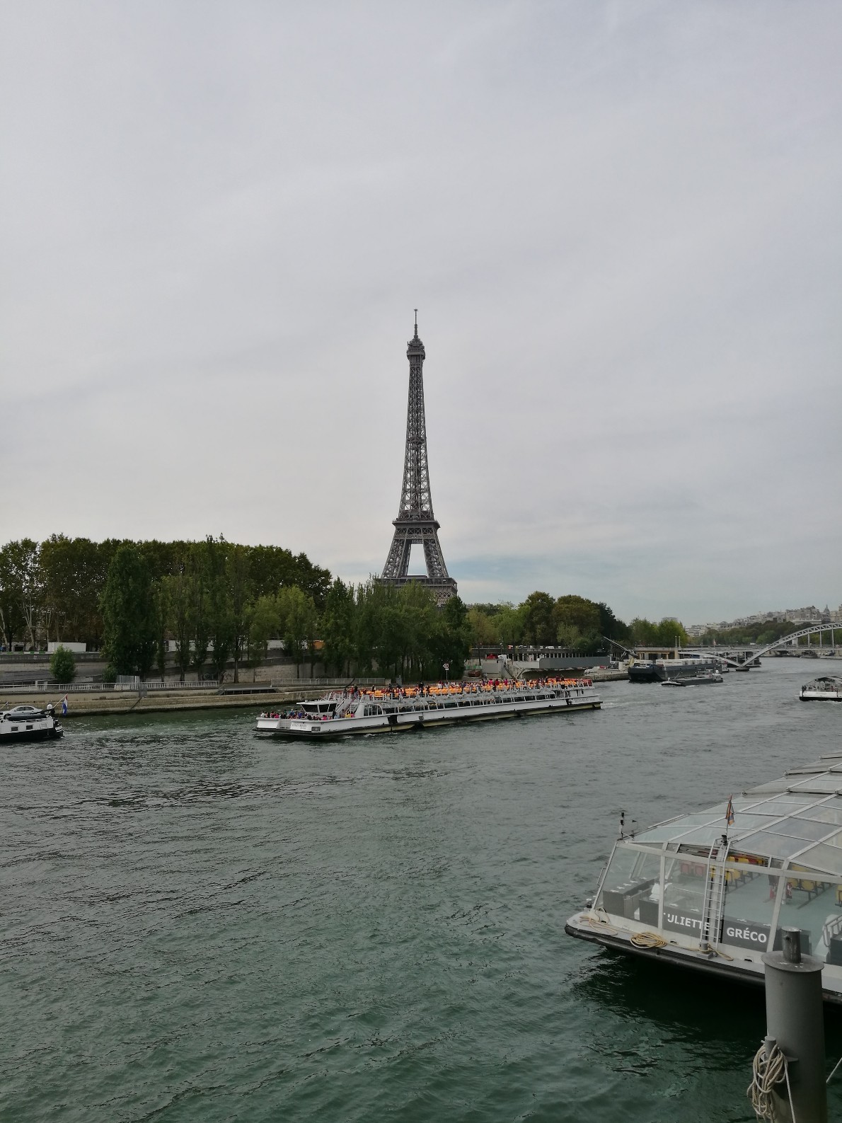 La tour Eiffel vue de l'autre côté de la Seine
