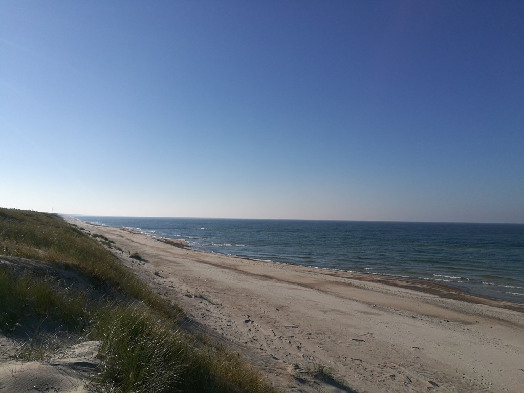 La plage sur la mer Baltique depuis l'Isthme de Courlande
