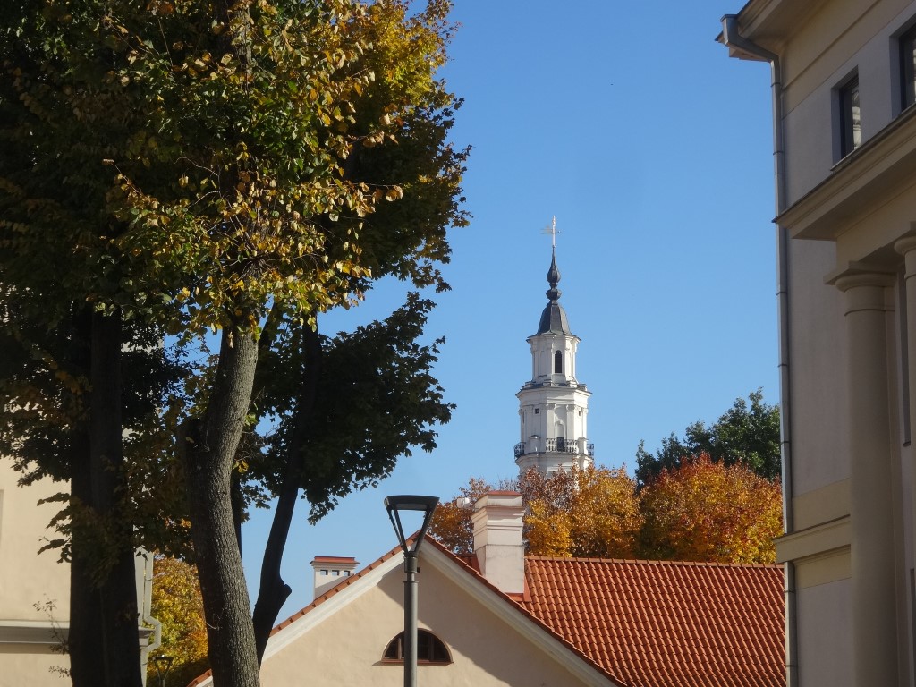 Le clocher de l'église de la place principale de Kaunas