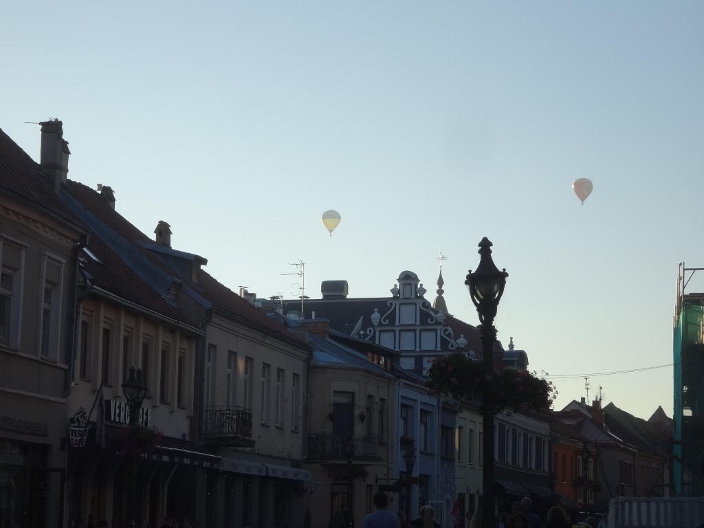 Montgolfières qui survolent la vielle ville de Kaunas au coucher du soleil