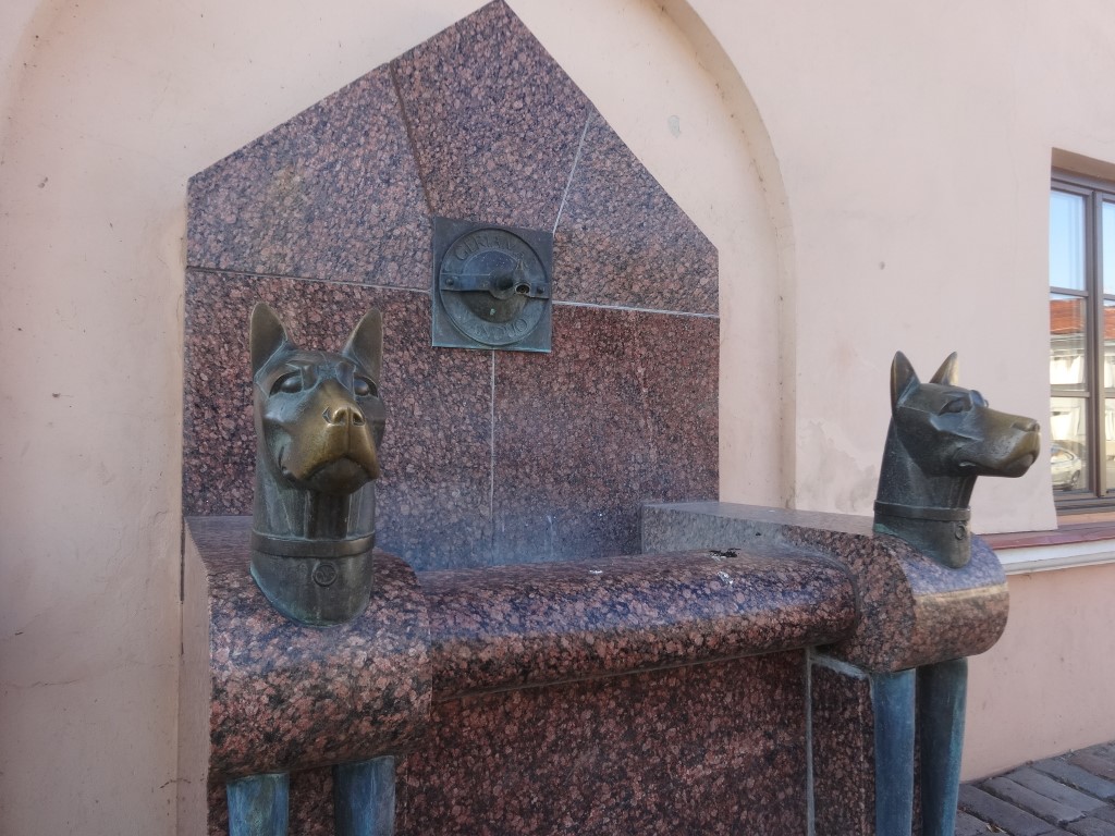 Sculpture de chiens autour d'une fontaine à Kaunas