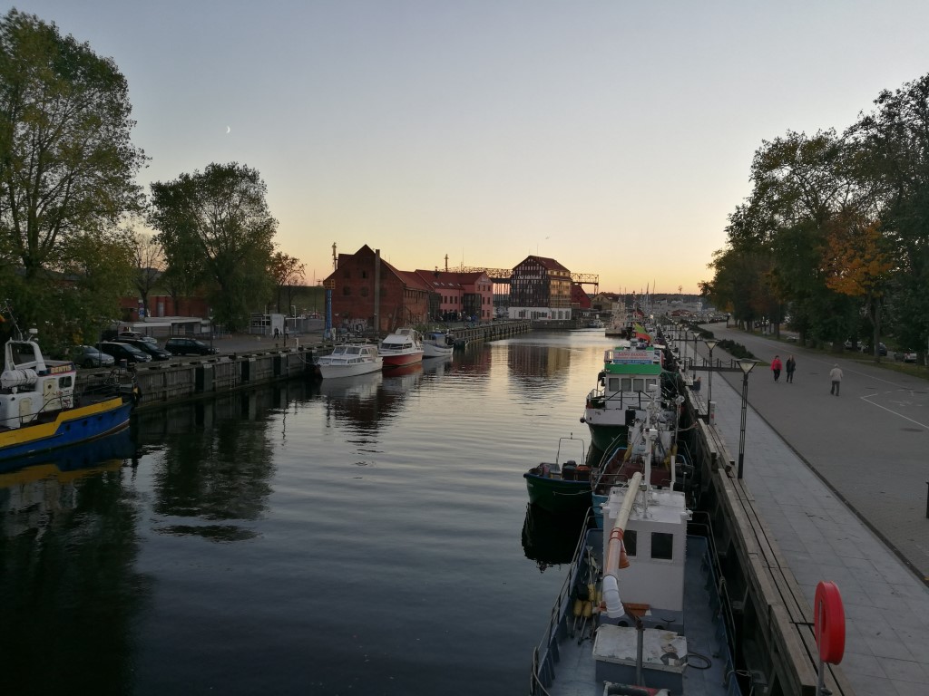 Le canal de Klaipeda au coucher du soleil