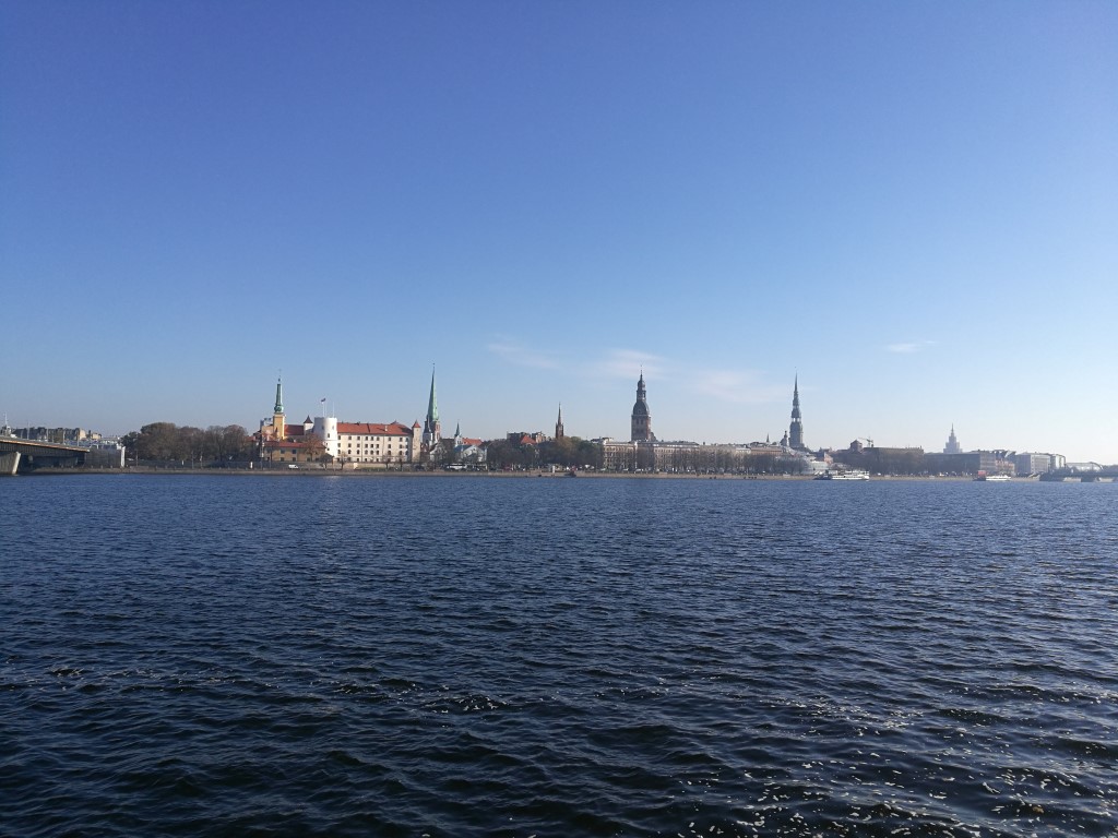 La vieille ville de Riga vue de l'autre côté de la rivière Daugava