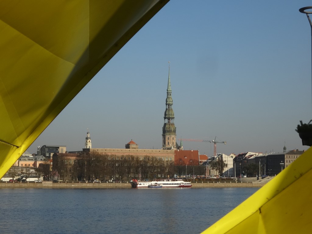 La Cathédrale de Riga vue de la rive de l'autre côté de la rivière Daugava