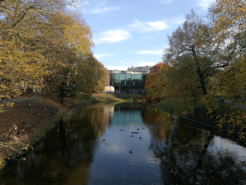 Le canal qui traverse Riga