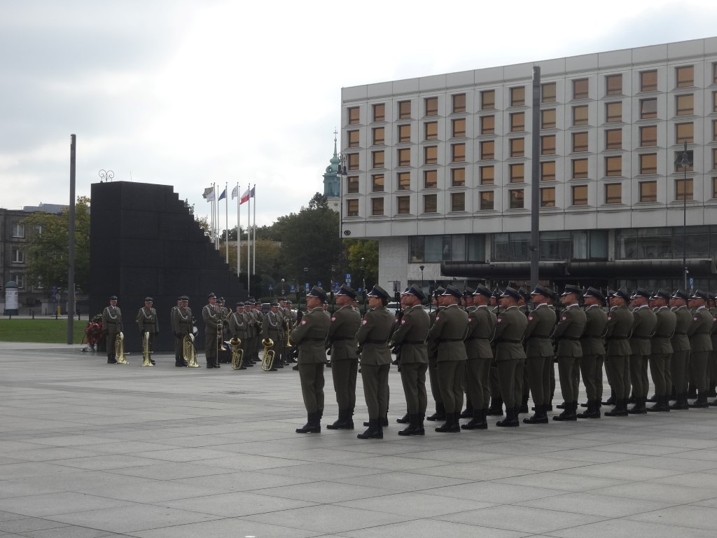 Des militaires escortant un VIP venu rendre hommage à la tombe du soldat inconnu