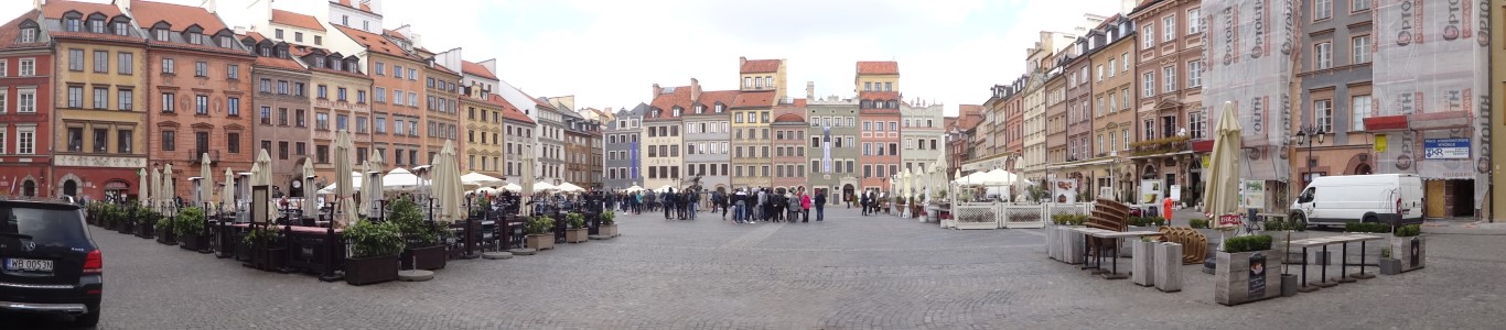Panoramique de l'ancienne place du marché de la Vieille Ville de Varsovie