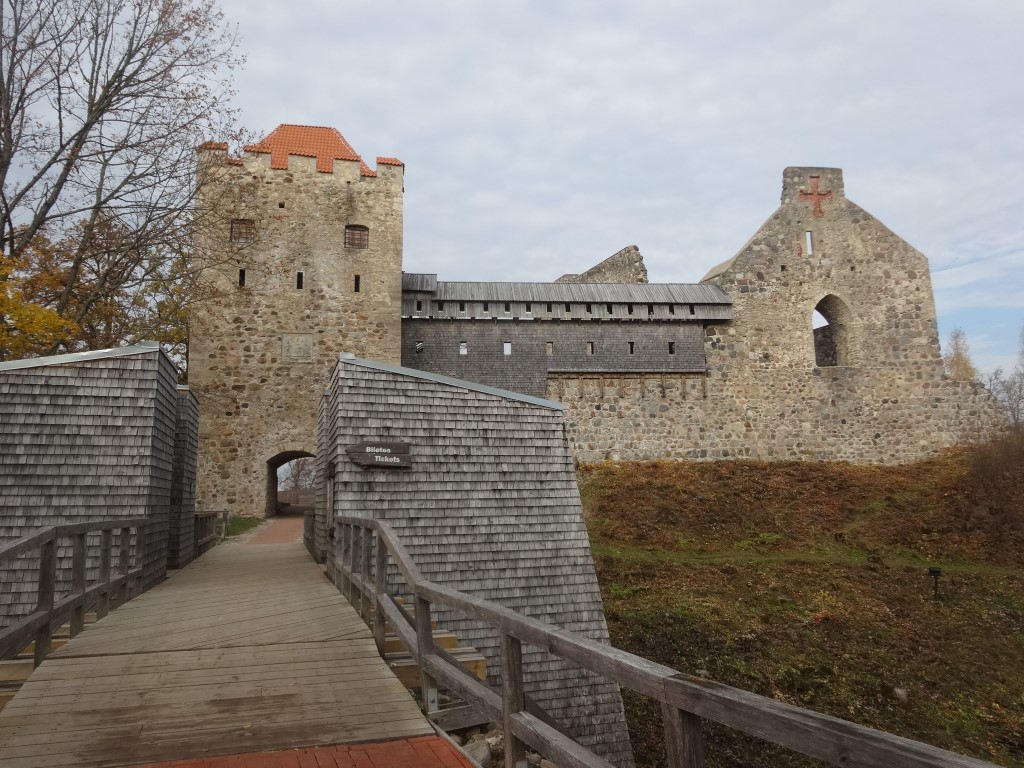 Les ruines du château de Sigulda dans le Parc Narional de la Gauja