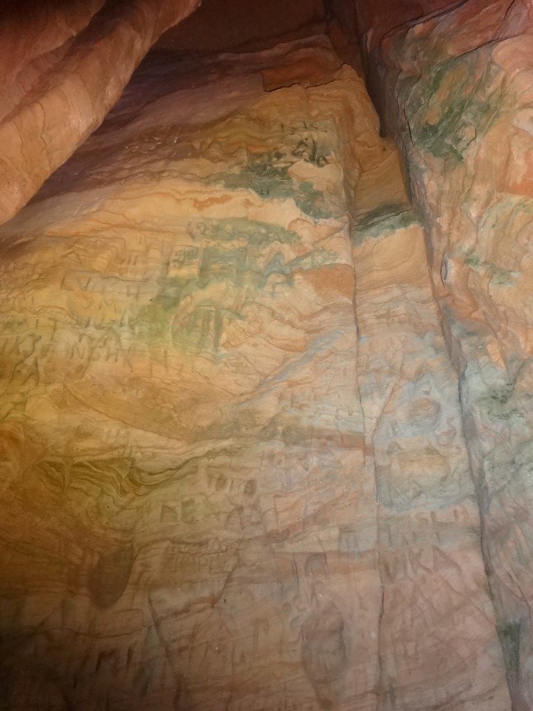 Les murs de la grotte dans le parc Gauja