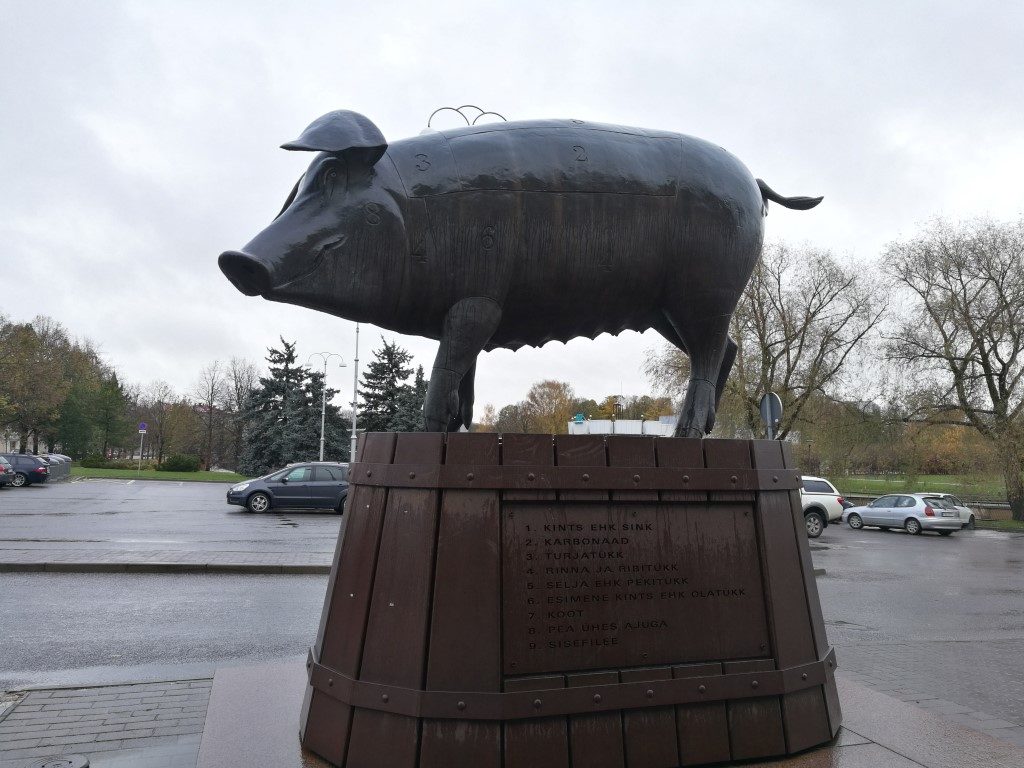 Une statue de cochon à l'entrée du marché