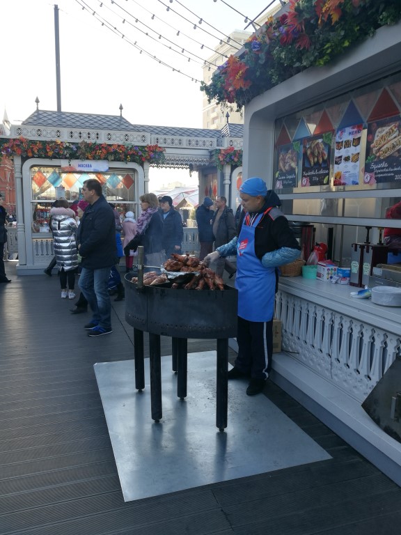 Un barbecue devant un des stands lors de la fête de l'Union Nationale