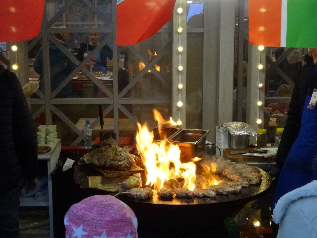 Un barbecue devant un des stands lors de la fête de l'Union Nationale