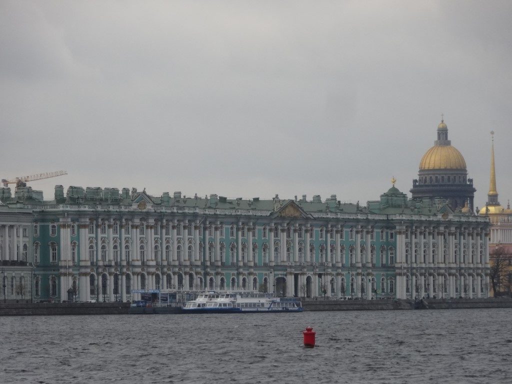 L'Hermitage vu de l'autre rive de la rivière Neva