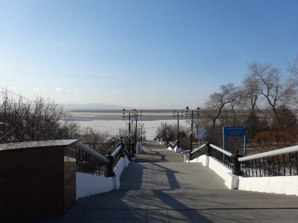 L'accès aménagé vers les berges du fleuve Amour à Khabarovsk