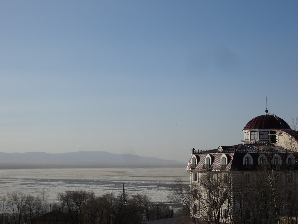 La vue sur le fleuve amour depuis les hauteurs de Khabarovsk
