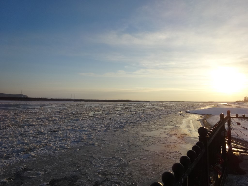 Le fleuve amour qui commence à être pris dans la glace
