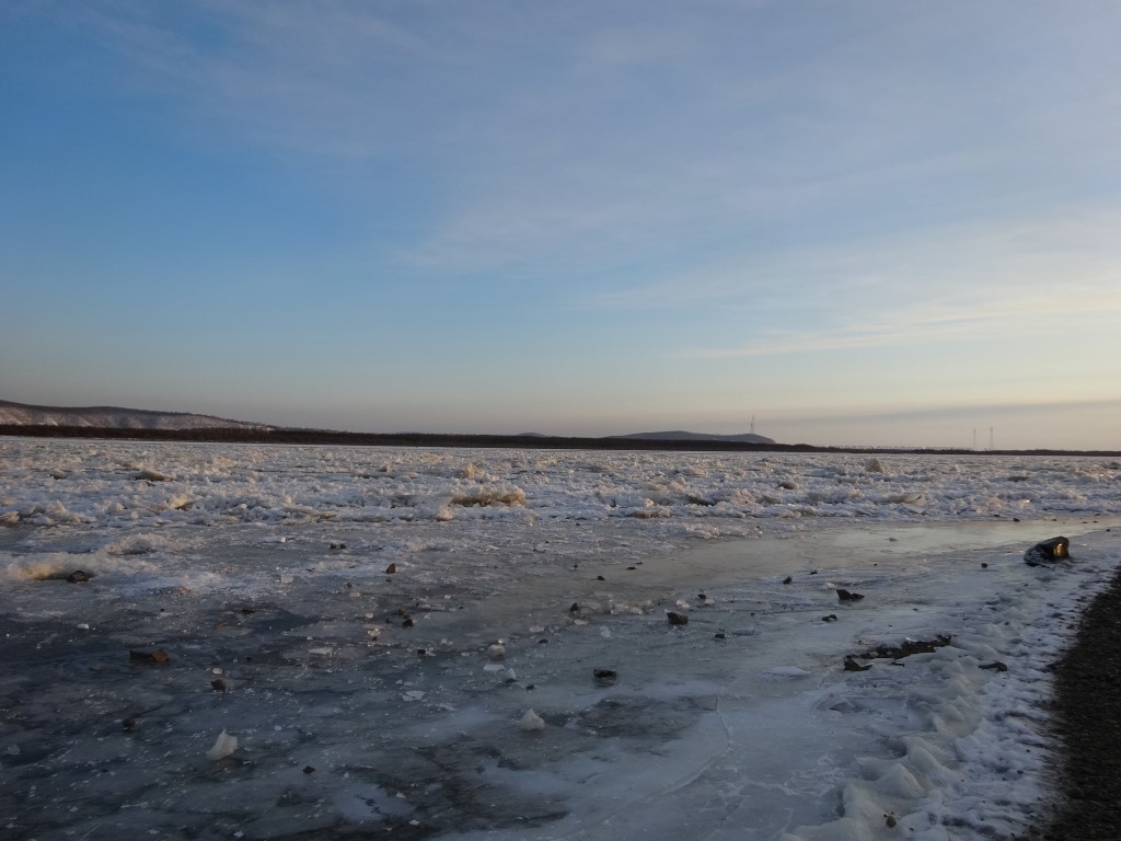 Le fleuve Amour et ses berges complètement gelées