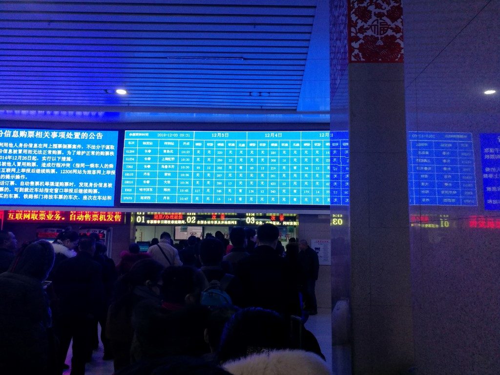 A l'intérieur de la gare de Changchun, opération acheter un billet...