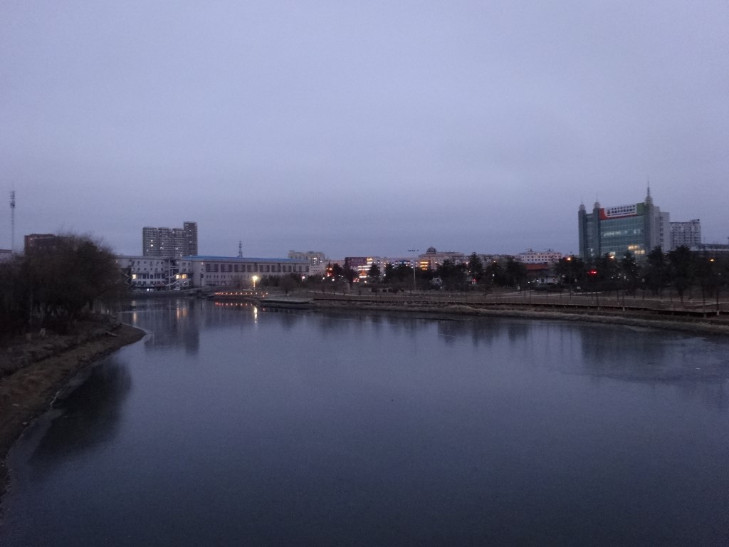 La vue sur la ville depuis le pont au-dessus du fleuve