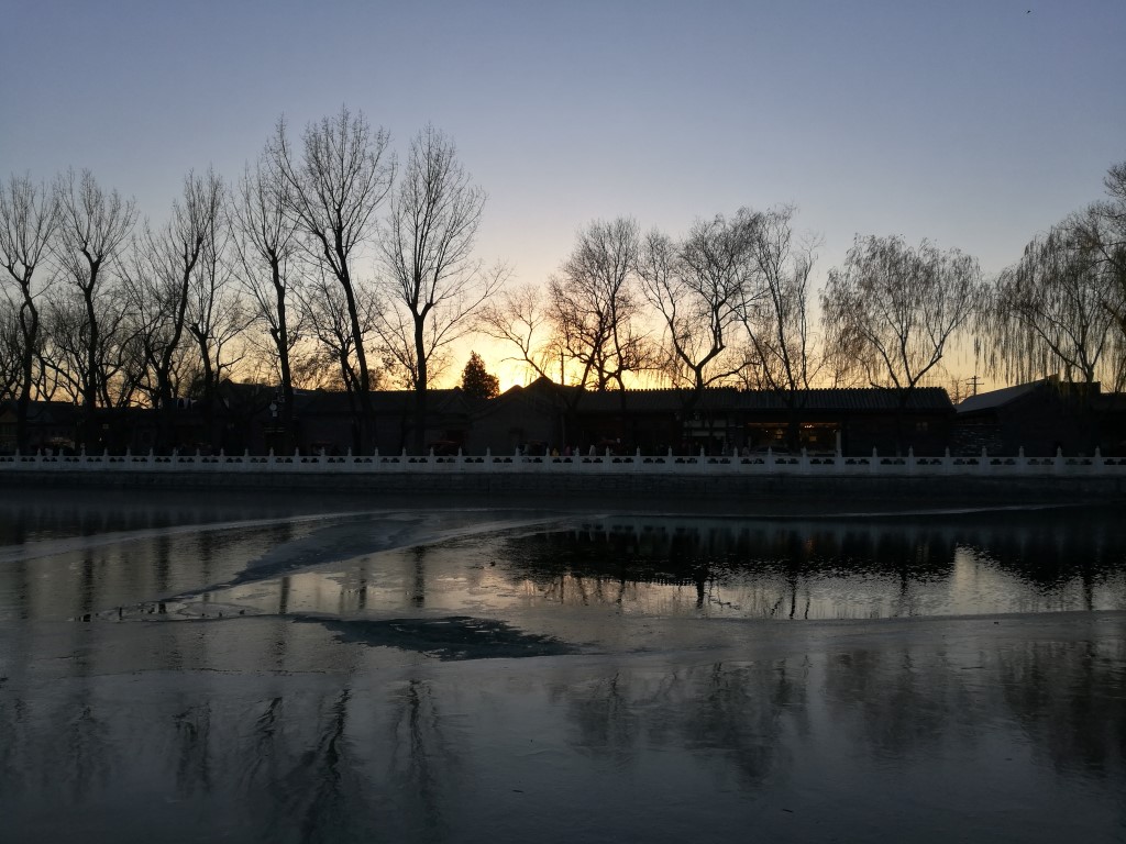 Le lac artificiel du quartier des Hutongs au coucher du soleil