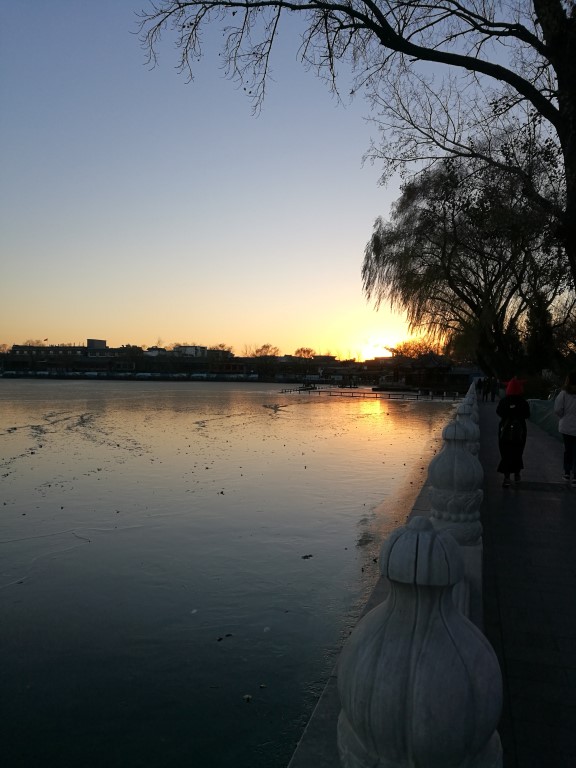 Le lac artificiel du quartier des Hutongs au coucher du soleil
