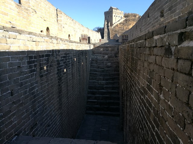 Les escaliers (très) irréguliers sur la muraille restaurée à Jinshanling