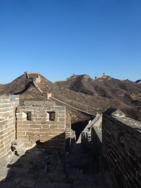 La muraille restaurée à perte de vue sur la crête des collines