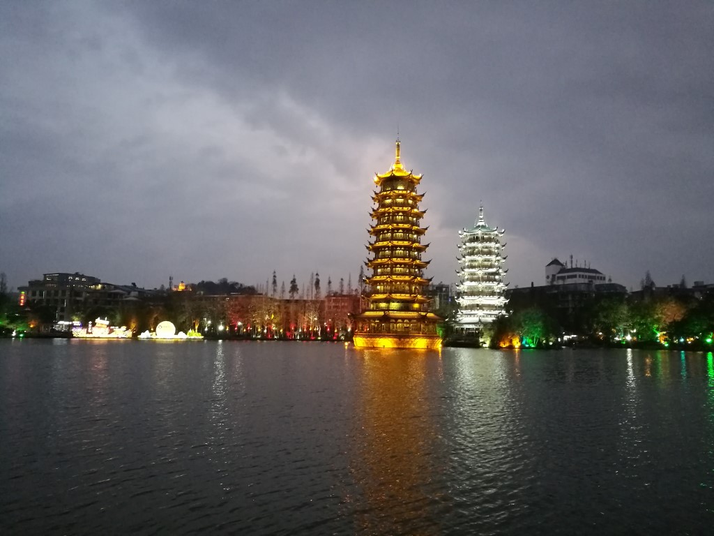 Les tours du soleil et de la lune sur le lac de Guilin