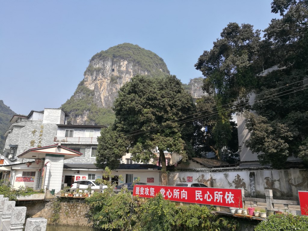 La ville de Yangshuo au pied des formations Karstiques