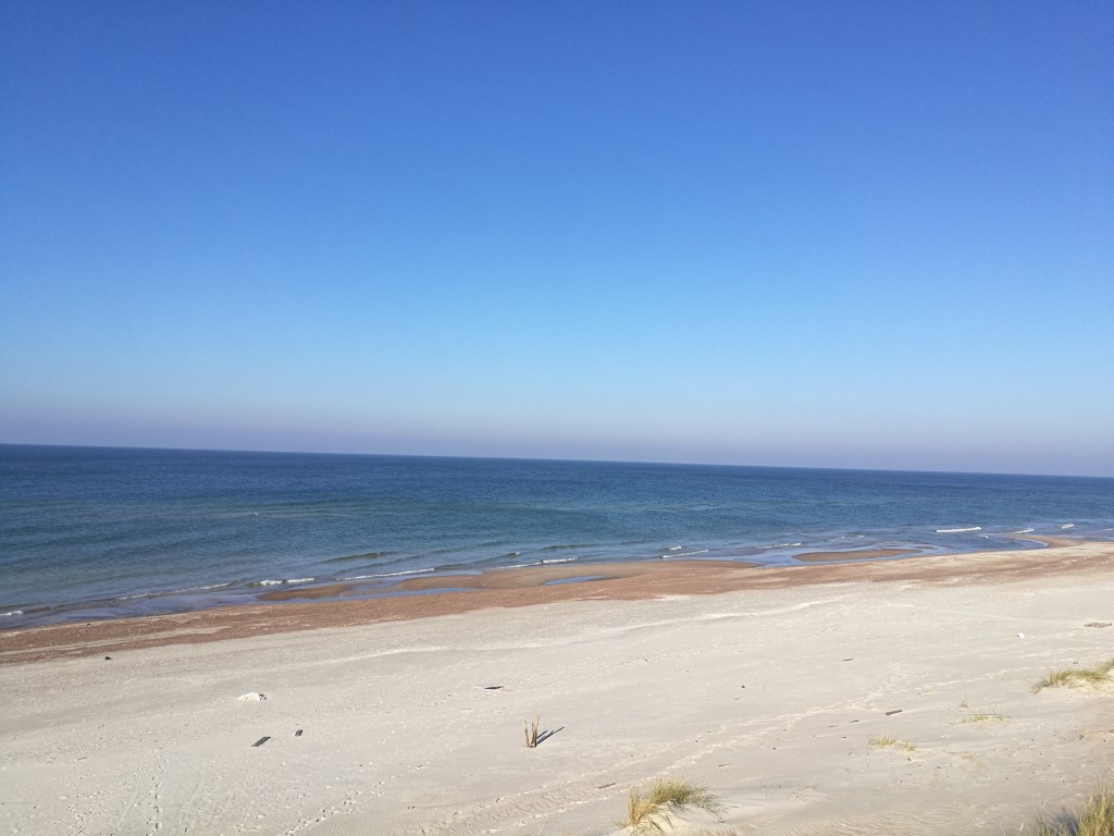 La plage sur la mer Baltique depuis l'Isthme de Courlande