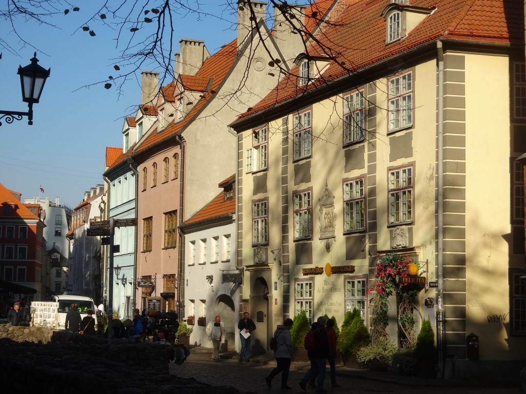 Une rue dans la vieille ville de Riga