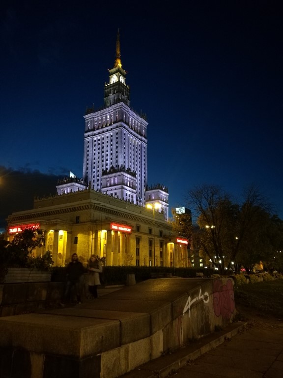 Le bâtiment soviétique de nuit