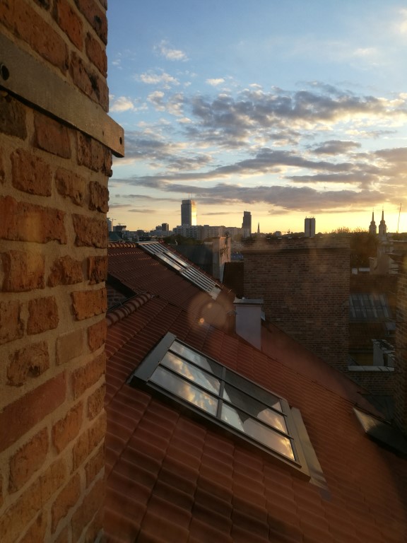 Le coucher du soleil sur les toits de la Vieille Ville depuis le Musée de la ville