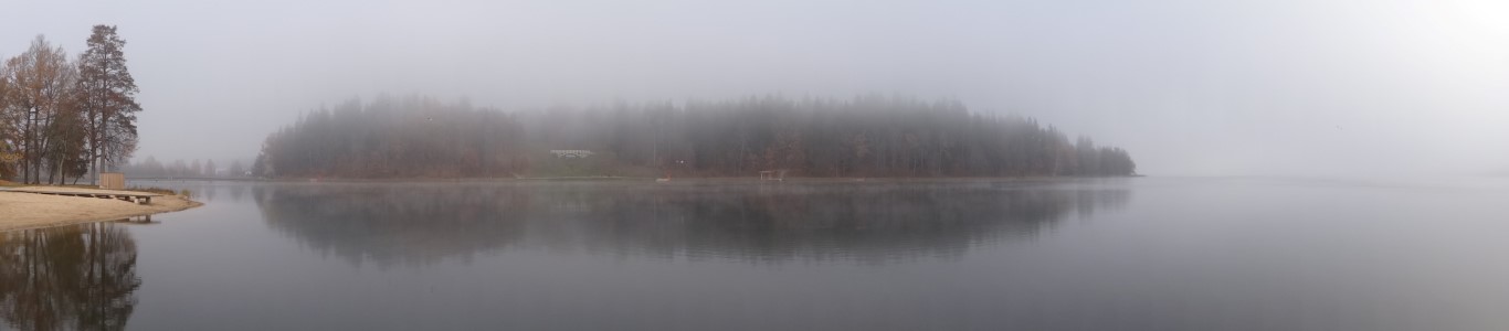 Panoramique de la brume qui s'attache sur le Lac au petit matin.