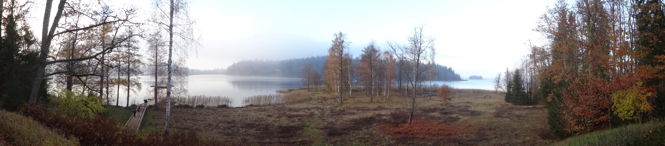 Panoramique du lac d'Auksne depuis les anciens jardins du chateau