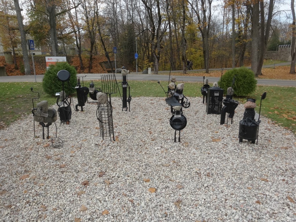 Des sculptures à côté du château de Sigulda