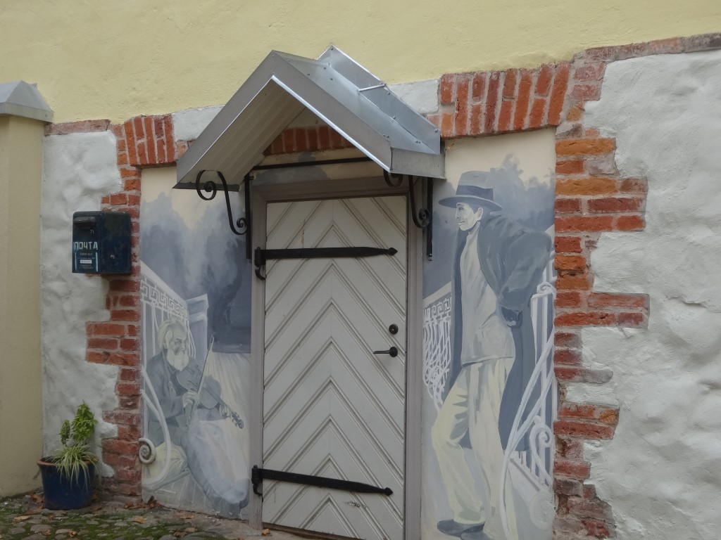 Une porte décorée à Tartu