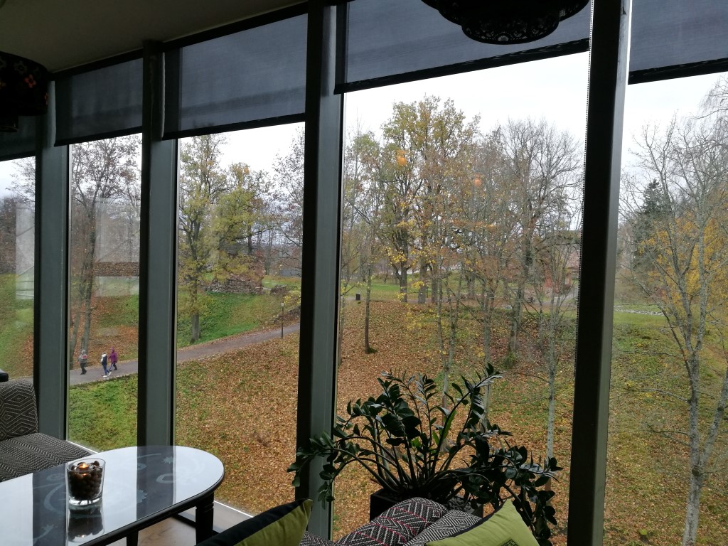 La vue depuis le restaurant qui donne sur le parc du chateau