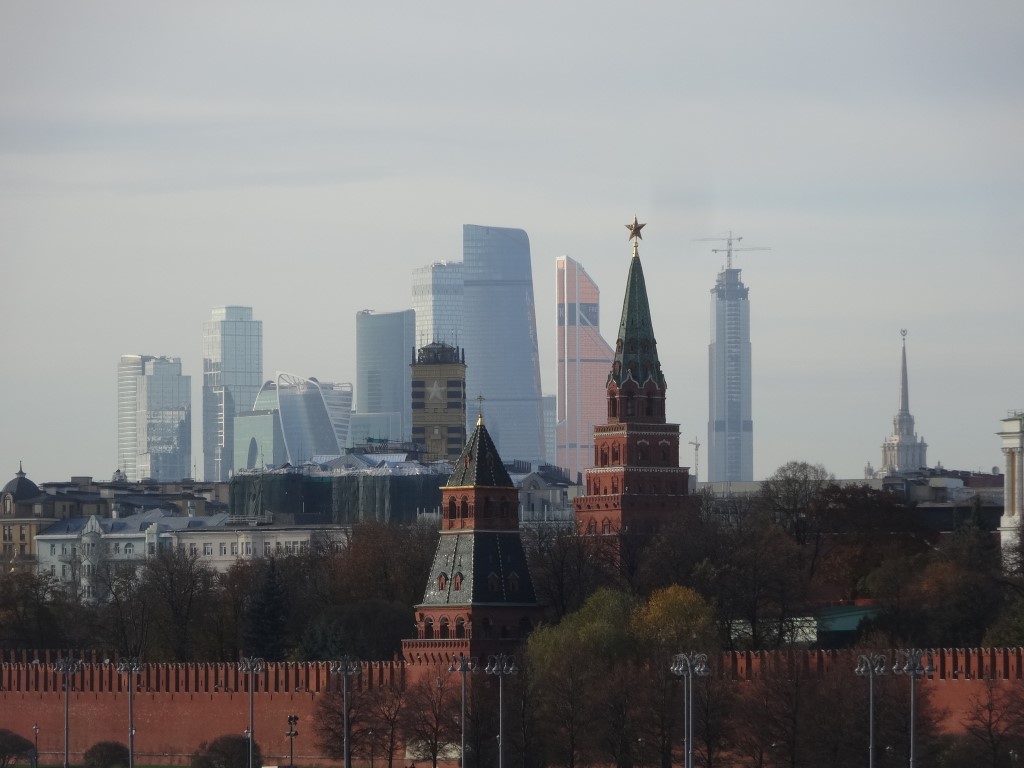 Le Kremlin avec les immeubles du quartier des affaires en arrière plan