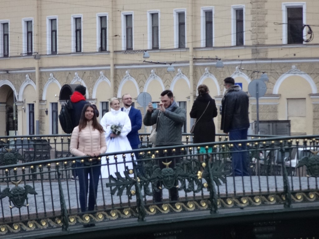 Des photos de mariage sur un des ponts de Saint-Petersbourg