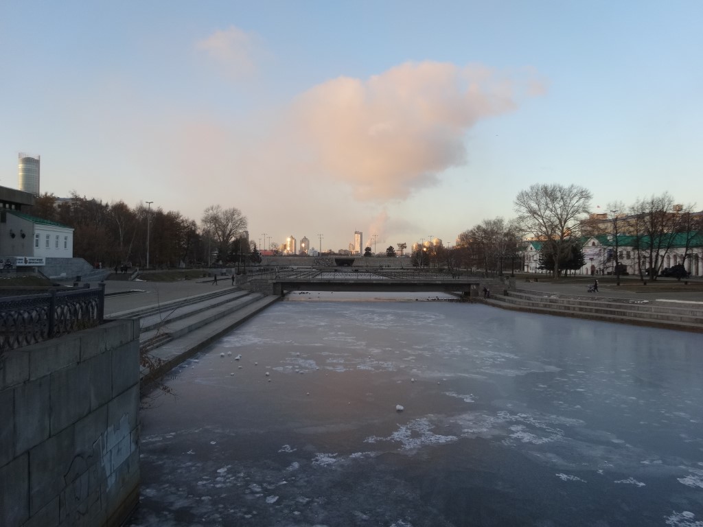 Le plan d'eau gelé du parc municipal au coucher du soleil à Ekaterinburg