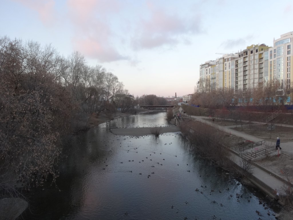Le plan d'eau en train de geler à Ekaterinburg