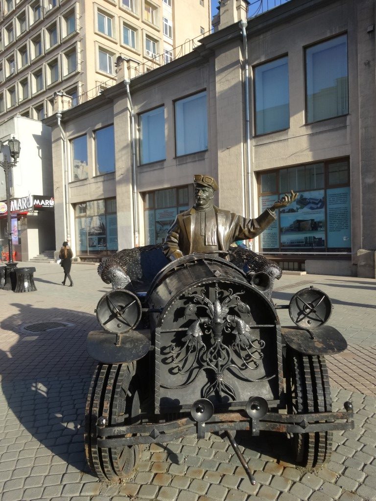 La statue d'une ancienne voiture dans la rue piétonne d'Ekaterinburg