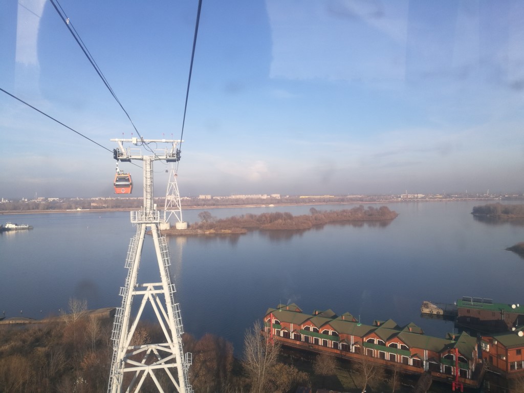 Le télécabine de Nizhnyi-Novgorod au-dessus de la rivière Volga
