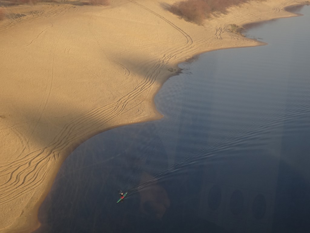 Un kayakiste sur la rivière Volga vu depuis le télécabine