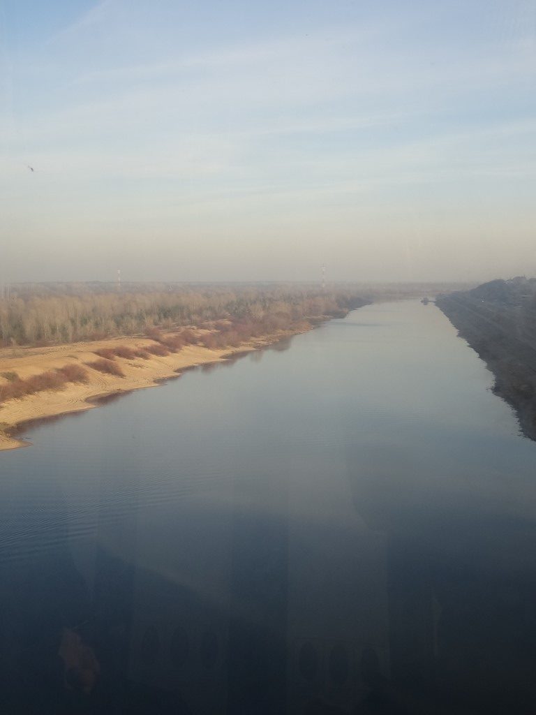 La plage le long de la rivière Volga vue depuis le télécabine