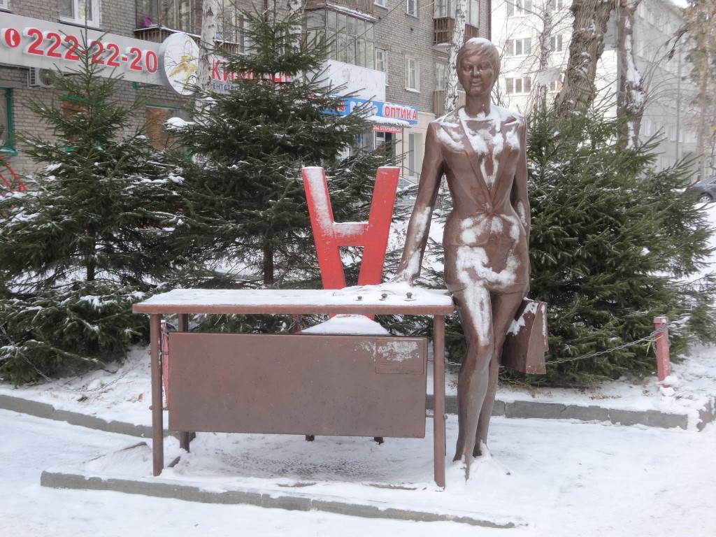 Une statue, visiblement pas assez couverte dans les rues de Novosibirsk