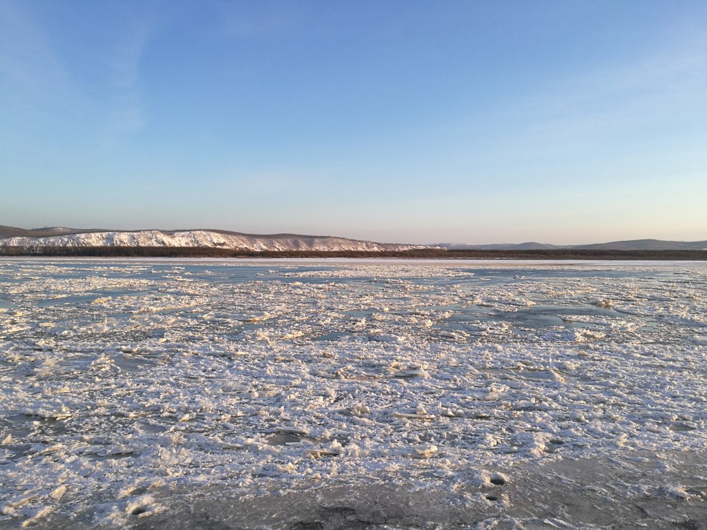Le fleuve Amour qui commence à être pris dans la glace