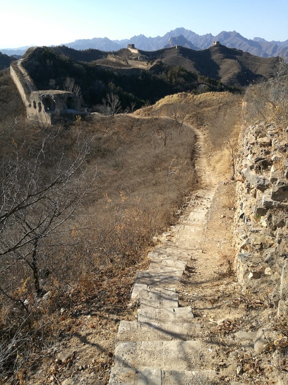 Le chemin qui s'étend à perte de vue le long des ruines de la Grande Muraille