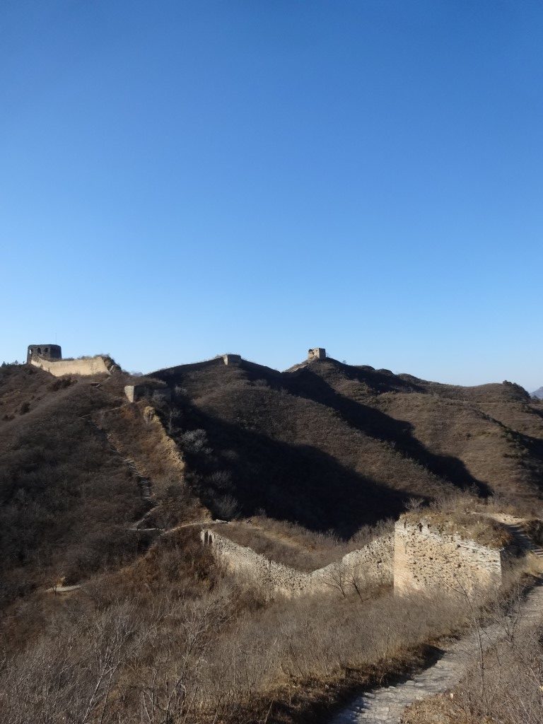 Les ruines de la Grande Muraille sur la crête des montagnes